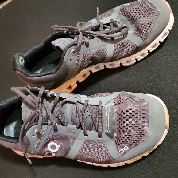 On cloud shoes - Picture 1 of 7